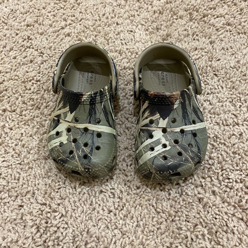 Camo crocs size 6